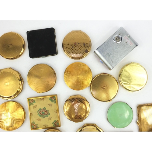 207 - Large selection of lady's compacts including musical, floral Stratton examples and some in cases