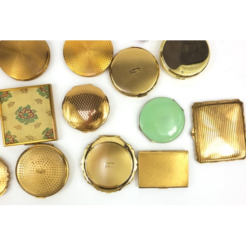 207 - Large selection of lady's compacts including musical, floral Stratton examples and some in cases