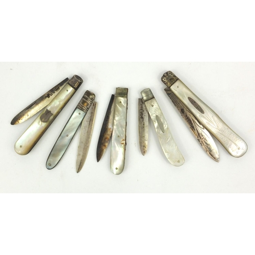 119 - Five silver bladed mother of pearl fruit knives, the longest 9cm long when closed