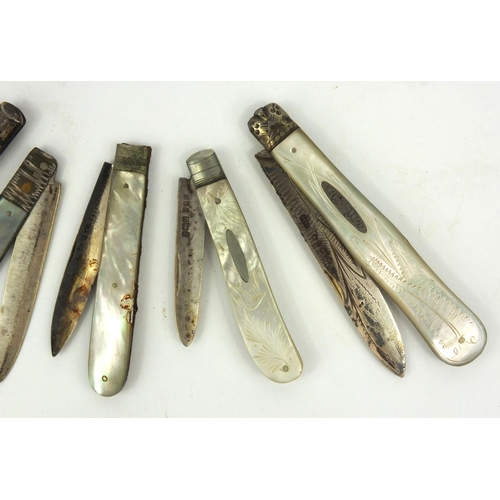 119 - Five silver bladed mother of pearl fruit knives, the longest 9cm long when closed