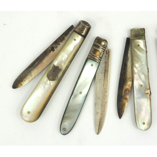 119 - Five silver bladed mother of pearl fruit knives, the longest 9cm long when closed