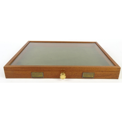 449 - Tabletop display case, 50cm wide x 39cm deep x 6cm high