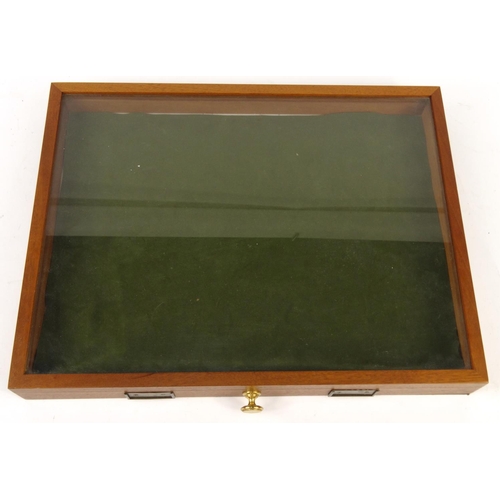 449 - Tabletop display case, 50cm wide x 39cm deep x 6cm high