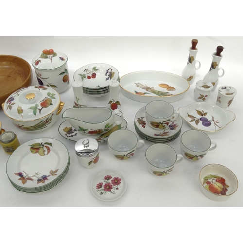 214 - Collection of Royal Worcester Evesham patterned dinner/teawares