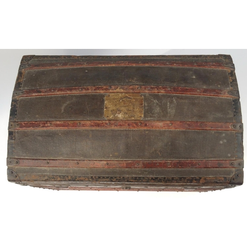 2048 - Large wooden and metal dome topped trunk with lift out tray and 'Paris' label to the lid, 66cm high ... 