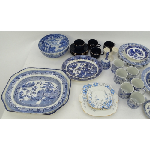 504 - Two boxes of mostly blue and white dinner/tea wares, including Spode and Worcester examples