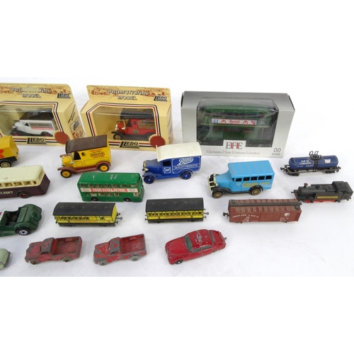 274 - Small selection of die cast and plastic model vehicles and railway carriages including Graham Parris... 