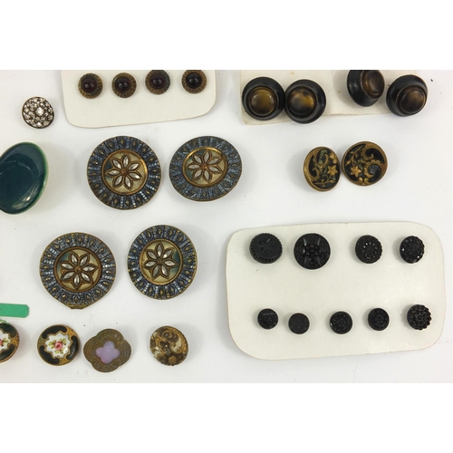 99 - Selection of Victorian bone lace bobbins, together with some antique buttons