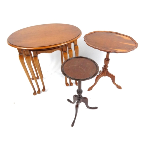 48 - Nest of three yew wood occasional tables, yew wood tripod wine table and a mahogany tripod wine tabl... 