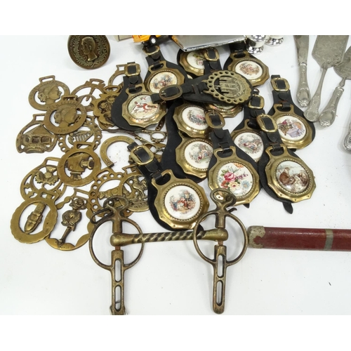 234 - Box of assorted metal wares including brass candlesticks, bedwarming pan, decorative Samurai sword, ... 