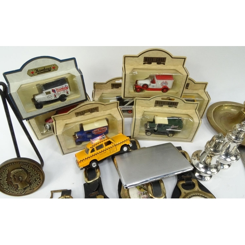 234 - Box of assorted metal wares including brass candlesticks, bedwarming pan, decorative Samurai sword, ... 