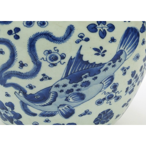 539 - Oriental Chinese porcelain jardinière hand painted with fish, 24cm diameter