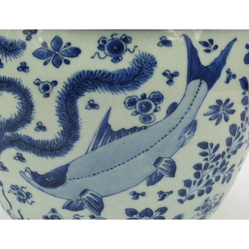 539 - Oriental Chinese porcelain jardinière hand painted with fish, 24cm diameter