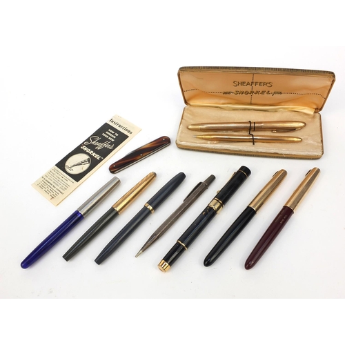 137 - Quantity of fountain pens including Parkers, Sheaffers, etc, the largest 14cm long