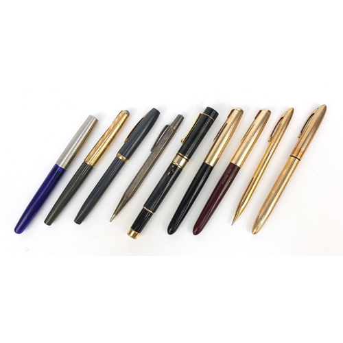 137 - Quantity of fountain pens including Parkers, Sheaffers, etc, the largest 14cm long