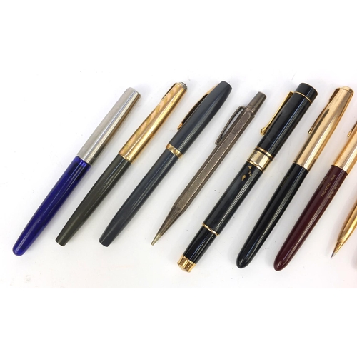 137 - Quantity of fountain pens including Parkers, Sheaffers, etc, the largest 14cm long