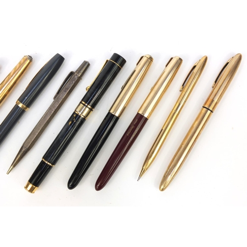 137 - Quantity of fountain pens including Parkers, Sheaffers, etc, the largest 14cm long