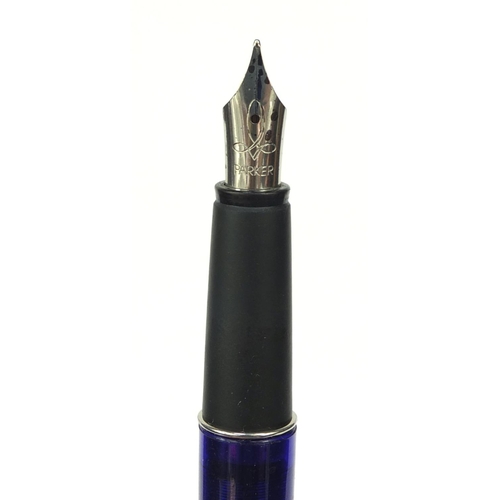 137 - Quantity of fountain pens including Parkers, Sheaffers, etc, the largest 14cm long