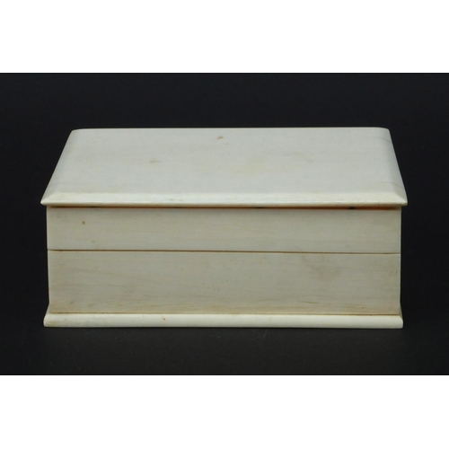 622 - Rectangular Oriental ivory box and cover, 12cm x 9cm