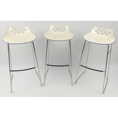 2048 - Three Calligaris perspex and chrome bar stools, each 93cm high