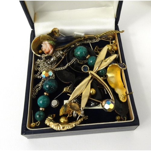 372 - Small selection of costume jewellery including necklaces, bracelets and earrings