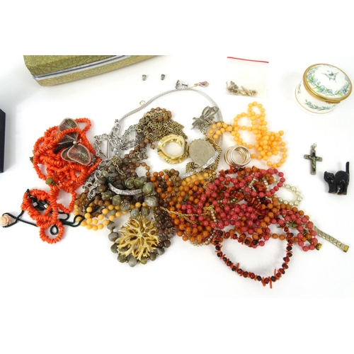 372 - Small selection of costume jewellery including necklaces, bracelets and earrings