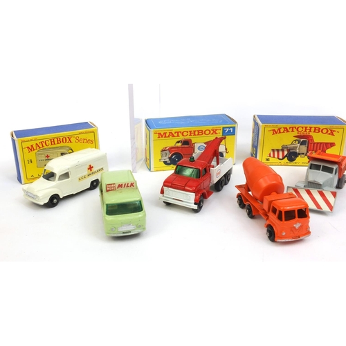 418 - Group of mostly boxed Matchbox series die cast vehicles, including fire pumper truck, greyhound bus,... 