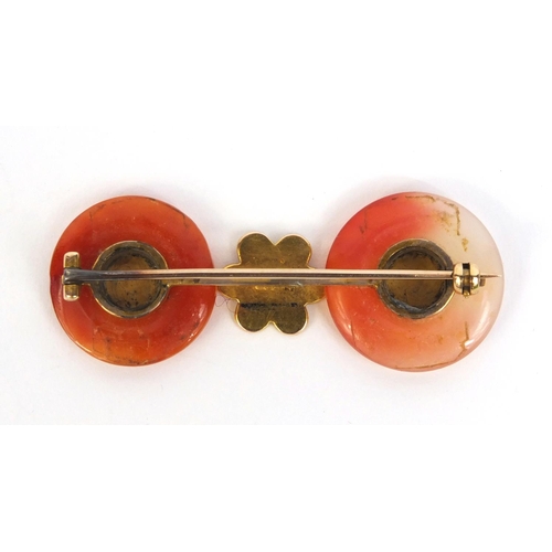 520 - Chinese unmarked gold and agate brooch, 6cm long, approximate weight 13.2g