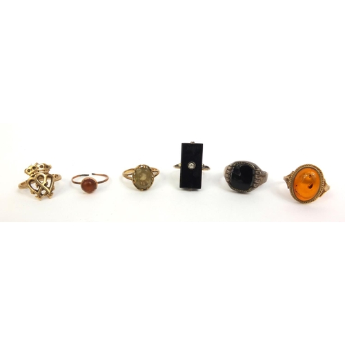 885 - Six assorted rings including three 9ct gold examples, set with assorted stones including amethyst an... 