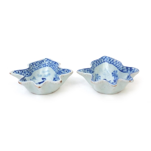 600 - Pair of delft pickle dishes hand painted with figures, 10cm long