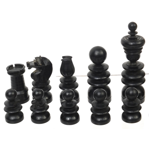 412 - Boxwood chess set housed in a mahogany box, the tallest piece 10.5cm high