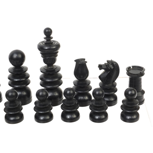 412 - Boxwood chess set housed in a mahogany box, the tallest piece 10.5cm high