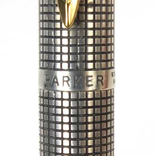117 - Parker sterling silver fountain pen with 14ct gold nib, 13cm long