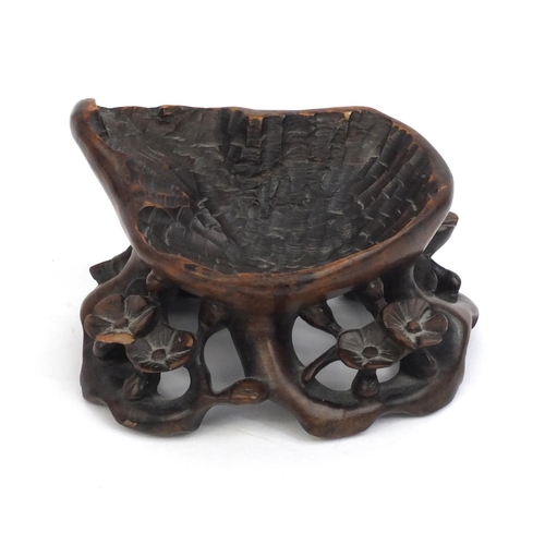 556 - Chinese root carving brush washer carved with flowers, 10cm high