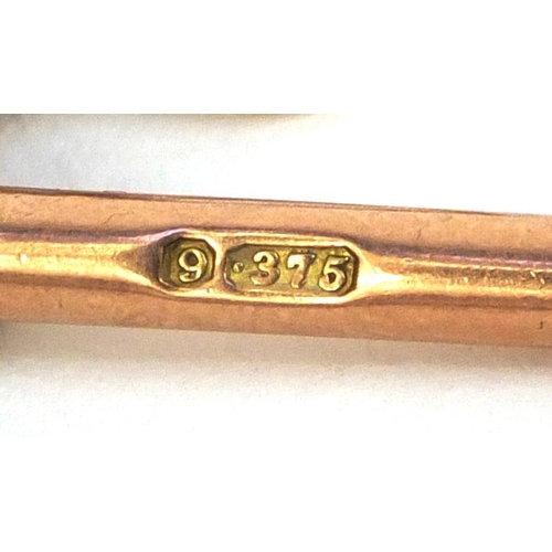 863 - Two 9ct gold T-Bar pendants, 9ct gold padlock and a 9ct gold clasp, approximate weight 11.9g