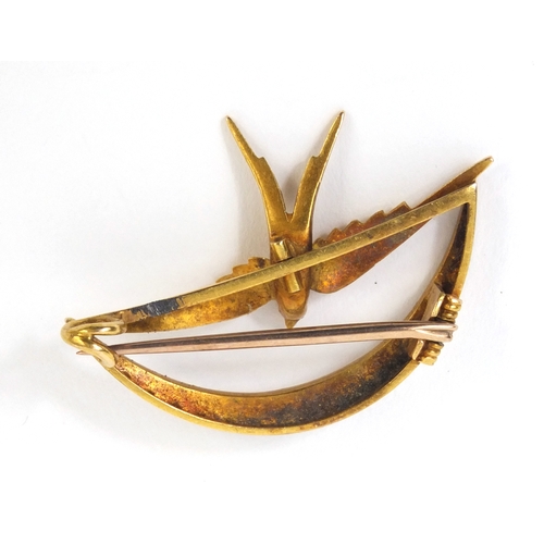 834 - Unmarked gold seed pearl swallow brooch, 3.5cm long, approximate weight 4.5g