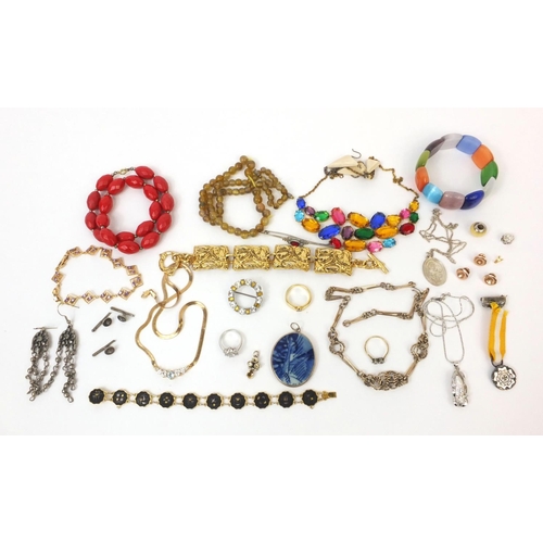 2557 - Bag of assorted costume jewellery including bracelets, necklaces, brooches etc