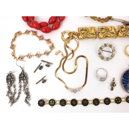 2557 - Bag of assorted costume jewellery including bracelets, necklaces, brooches etc