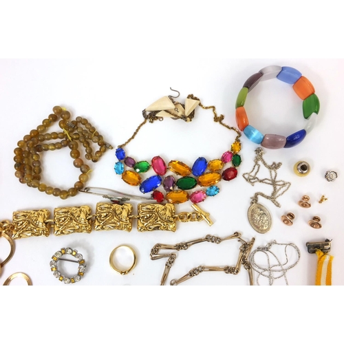 2557 - Bag of assorted costume jewellery including bracelets, necklaces, brooches etc