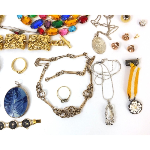 2557 - Bag of assorted costume jewellery including bracelets, necklaces, brooches etc