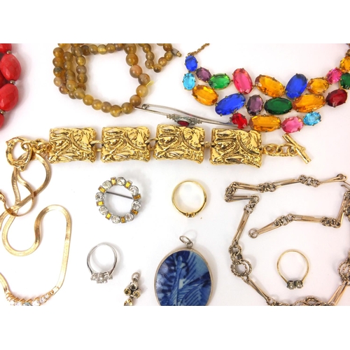 2557 - Bag of assorted costume jewellery including bracelets, necklaces, brooches etc