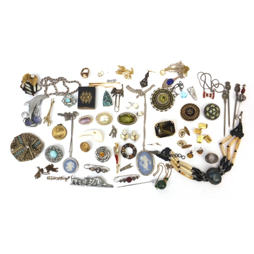 2556 - Bag of assorted costume jewellery, including vintage brooches, Scottish agate brooch, necklaces etc