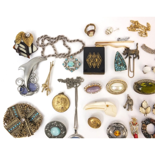 2556 - Bag of assorted costume jewellery, including vintage brooches, Scottish agate brooch, necklaces etc