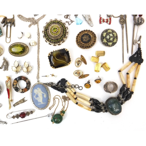 2556 - Bag of assorted costume jewellery, including vintage brooches, Scottish agate brooch, necklaces etc