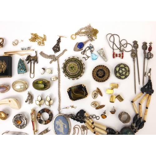 2556 - Bag of assorted costume jewellery, including vintage brooches, Scottish agate brooch, necklaces etc