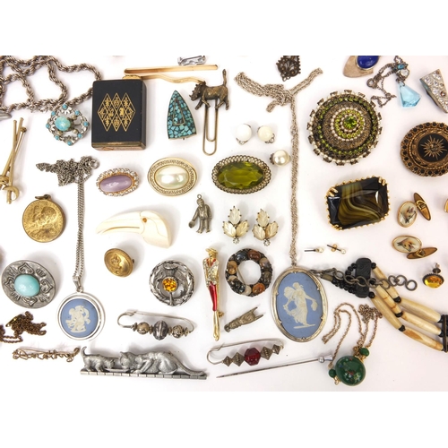 2556 - Bag of assorted costume jewellery, including vintage brooches, Scottish agate brooch, necklaces etc