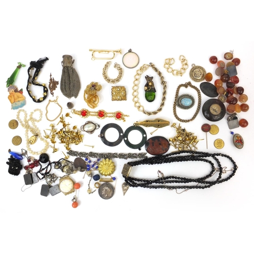 2558 - Assorted costume jewellery including a sliver marcasite bracelet, agate panels, chain link coin purs... 