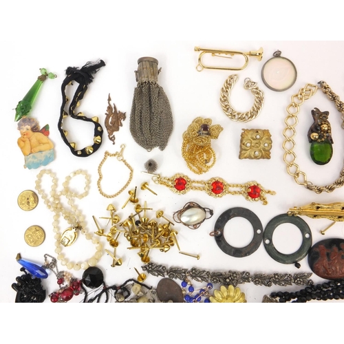 2558 - Assorted costume jewellery including a sliver marcasite bracelet, agate panels, chain link coin purs... 