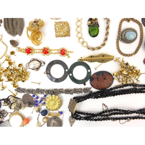 2558 - Assorted costume jewellery including a sliver marcasite bracelet, agate panels, chain link coin purs... 