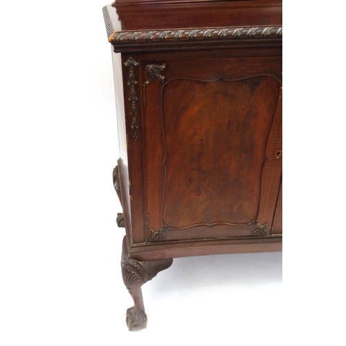 2019 - Good quality 1920's mahogany sideboard fitted with three drawers and two cupboard doors, with zinc l... 